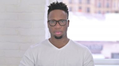 Sıradan Afrikalı Adam Ofiste Başparmağını kaldırıyor 