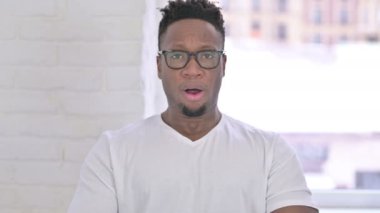 Şok Olan Kızgın Sıradan Afrikalı Adam Portresi 