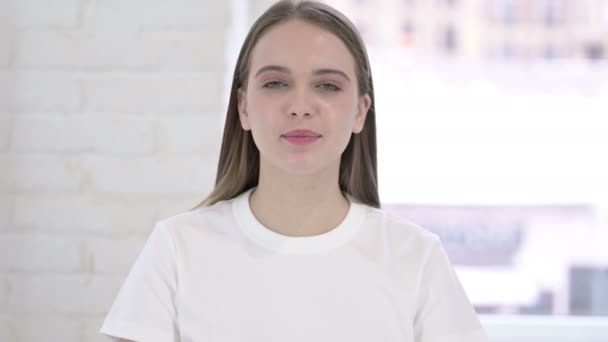 Portré dühös fiatal nő sikoltozó — Stock videók