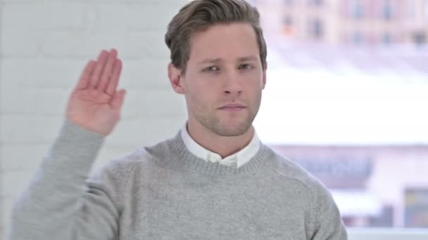 Kreatív fiatalember portréja Stop Sign with Hand — Stock videók