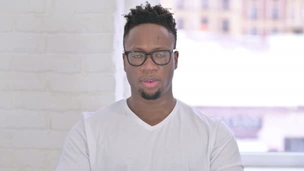 Портрет разочарованного афроамериканца, разозлившегося — стоковое видео