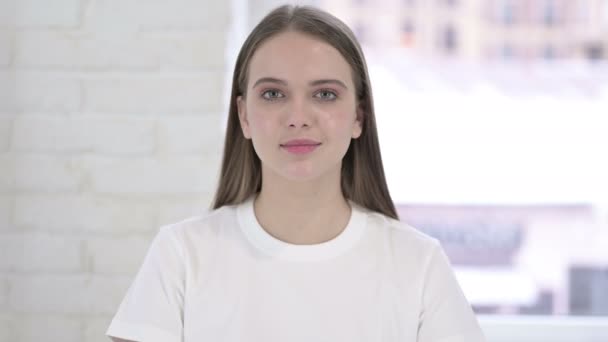 Portret van mooie jonge vrouw doet duimen in het kantoor — Stockvideo