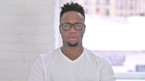 Portret van teleurgestelde Casual African Man reageert op mislukking — Stockvideo