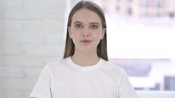 Портрет серьезной молодой женщины, смотрящей в камеру — стоковое видео