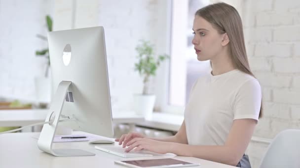 Beautiful Young Woman Standing up and Going away in Office — Stock Video