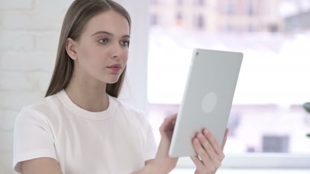 Retrato de una joven seria usando Tablet — Vídeos de Stock