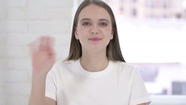 Πορτρέτο της όμορφης νεαρής γυναίκας που κάνει συνομιλία βίντεο — Αρχείο Βίντεο