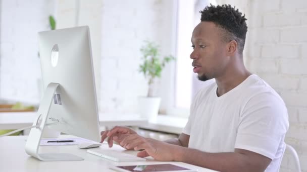 Alkalmi fiatal afrikai férfi áll fel és megy el az irodában — Stock videók