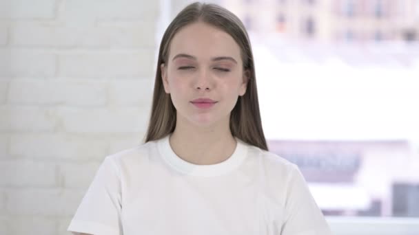 Porträtt av vacker ung kvinna tittar på kameran och ler — Stockvideo