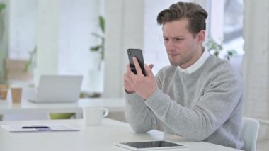 Akıllı Telefondaki Başarısızlığa Tepki Veren Yaratıcı Genç Adam 
