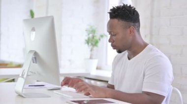 Masaüstünde Başarılı Olmayı Kutlayan İhtiraslı Afrikalı Adam