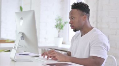 Masaüstü ve Öksürük Üzerinde Çalışan Hasta Sıradan Afrikalı Adam 