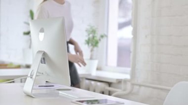 Çalışkan Genç Kadın Ofis Masasında Gelip Oturuyor 