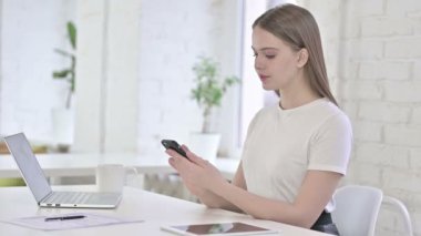 Akıllı Telefon 'da Başarısız Olan Çalışkan Genç Kadın 