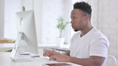 Sıkı çalışan Afrikalı Adam Boyun Ağrısı Çekiyor
