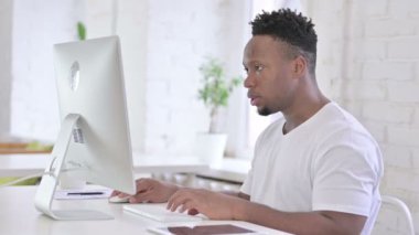 Ofiste Masaüstünde Çalışan Sıradan Afrikalı Adam 