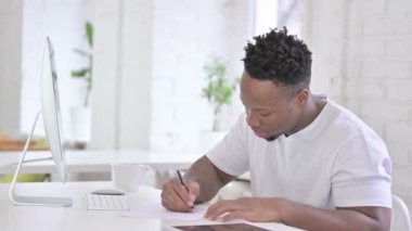 Ofisteki Masaüstünü Kullanan Çalışkan Sıradan Afrikalı Adam 