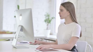 Ofiste Masaüstünde Çalışan Hırslı Genç Kadın