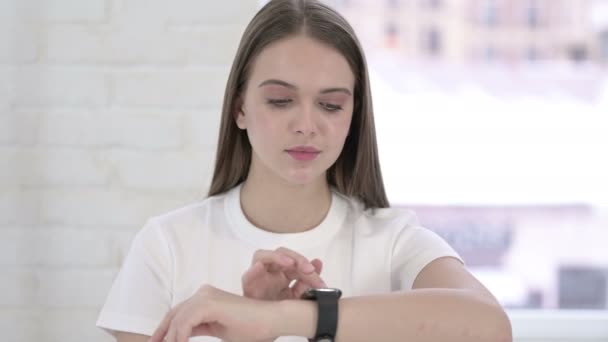 Retrato de una hermosa mujer joven usando Smartwatch — Vídeos de Stock