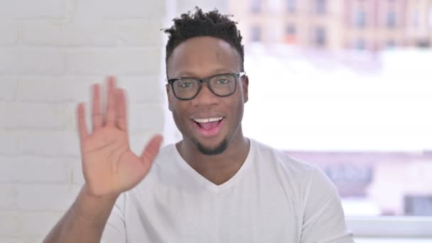 Retrato del hombre africano ocasional haciendo Video chat y saludando — Vídeos de Stock