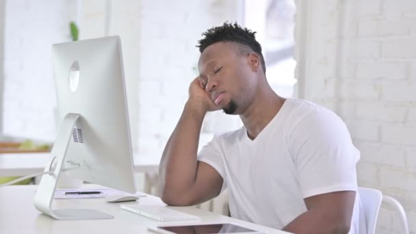 眠い若いアフリカ人男性オフィスで眠る — ストック動画
