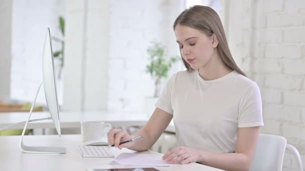 Jovem decepcionada tentando escrever no papel — Vídeo de Stock