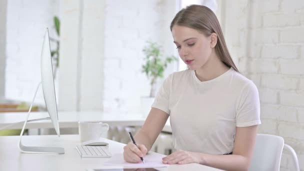 Hårt arbetande ung kvinna gör Pappersarbete i Office — Stockvideo