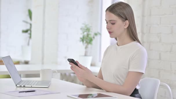 Mujer joven trabajadora que tiene un fallo en el teléfono inteligente — Vídeos de Stock