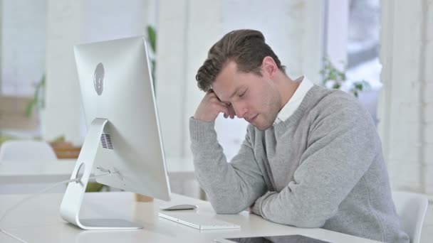 Ospalý kreativní mladý muž spí v kanceláři — Stock video