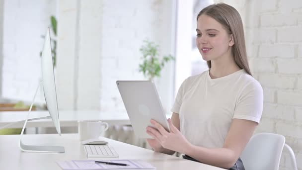 현대식 사무실에서 타블렛을 사용하는 아름다운 젊은 여자 — 비디오