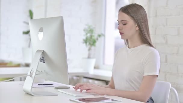 Moe jonge vrouw met rugpijn in kantoor — Stockvideo