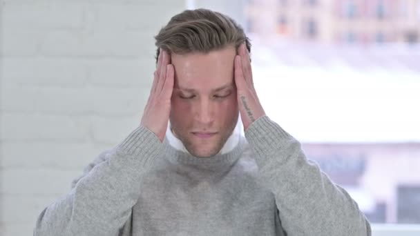 Portret van vermoeide creatieve jongeman met hoofdpijn — Stockvideo