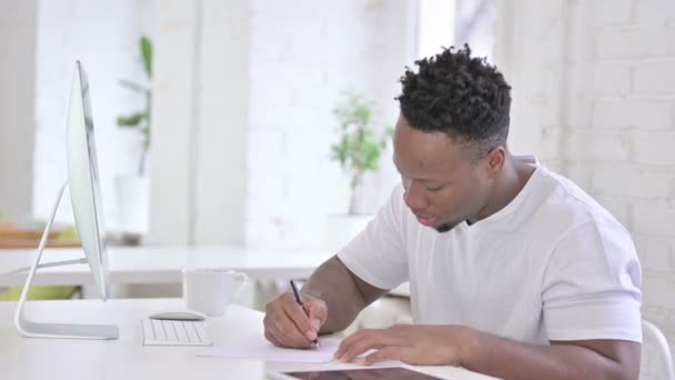 Trabajo duro ocasional africano hombre usando escritorio en oficina — Vídeo de stock