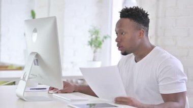 Ofiste Masaüstü ile evrak işi yapan sıradan bir Afrikalı. 