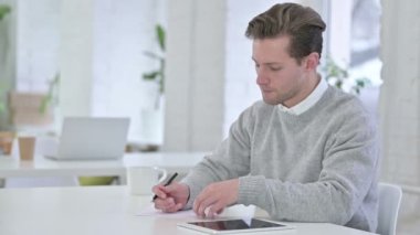 Kağıda Yazmaya Çalışan Yaratıcı Genç Adam 