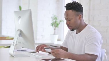 Çevrimiçi Akıllı Telefon Ödemesinde Çekici Sıradan Afrikalı Adam Başarılı Oldu