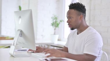 Neşeli Gündelik Afrikalı Adam Masaüstünde Video Sohbeti yapıyor