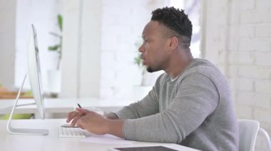 Ofisteki Masaüstünde Araştırma yapan Profesyonel Afrikalı Genç Adam 