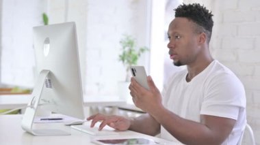 Modern Ofiste Smartphone kullanan Sıradan Afrikalı Adam