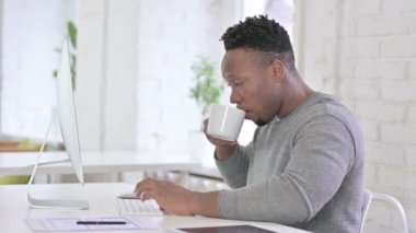 Ofiste Masaüstünde Çalışan Hayal kırıklığına uğramış Afrikalı Adam 