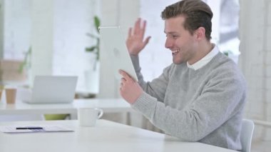 Ofiste Tablet 'te Video Sohbeti Yapan Yaratıcı Genç Adam