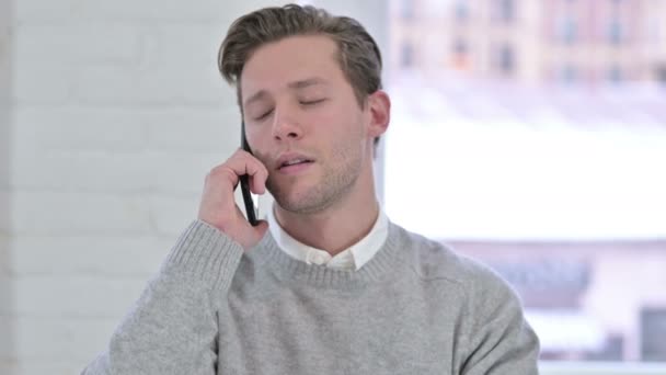 Portrét veselého kreativního mladého muže mluvícího na chytrém telefonu — Stock video