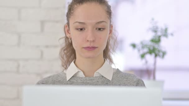 Jeune femme latine attrayante disant non par le doigt au bureau — Video