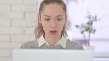 Laptop 'ta Başarısızlığa Tepki Veren Genç Latin Kadın 