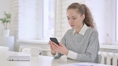 Genç Latin Kadın Akıllı Telefon 'da Başarı Kutlaması
