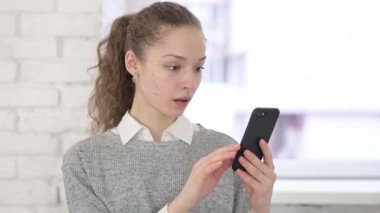 Sad Genç Latin Kadın 'ın Smartphone' da Kayboluşunun Portresi