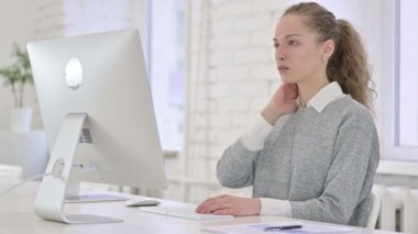 Genç Latin Kadın Çatı katında Boyun Ağrısı Var