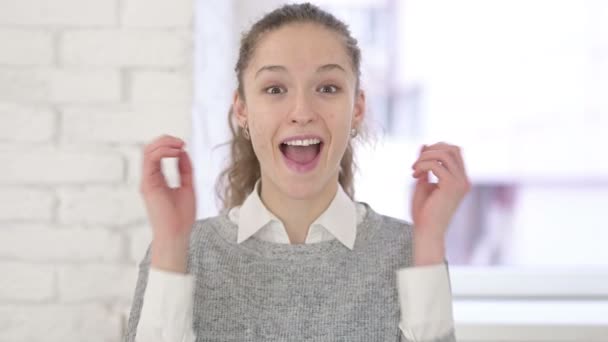 Porträtt av glad ung latinsk kvinna firar framgång — Stockvideo