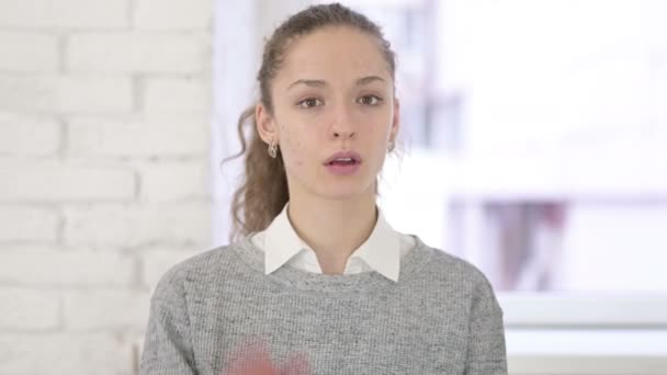 Portret poważnej młodej Latynoski z napisem Stop with Hands — Wideo stockowe