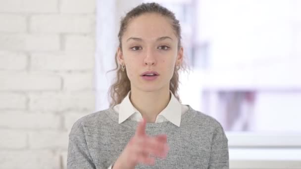 Portrait de belle jeune femme latine mettant le doigt sur les lèvres, silence — Video